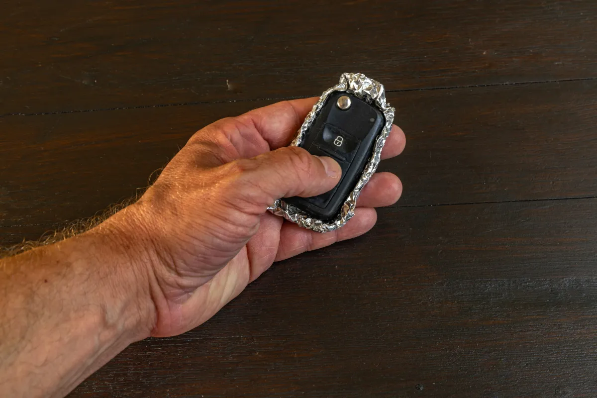 Moderne auto's en de verrassende bescherming met aluminiumfolie